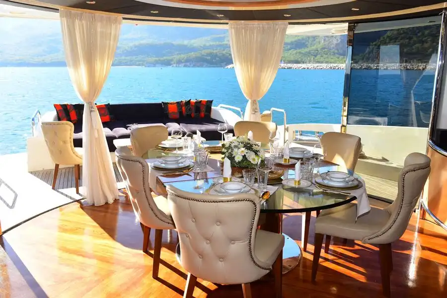 YACHT OBSIDIAN